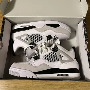 Jordan 4 Military Black - Helt nya och oanvända Jordan 4 military black i storlek 43. Fick skorna i present och säljer de pga att de är för små för mig.