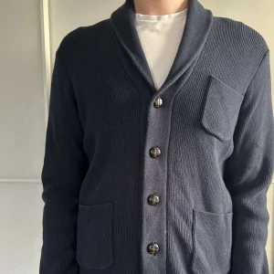 Kofta - Kofta från bondelid i storlek M, färg marinblå skick 8/10, nypris 900, vid köp direkt får du den för 200kr!