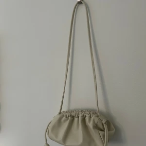 Beige väska  - Beige väska från Gina tricot. Använd fåtal gånger. Öppningen är lite trög. 