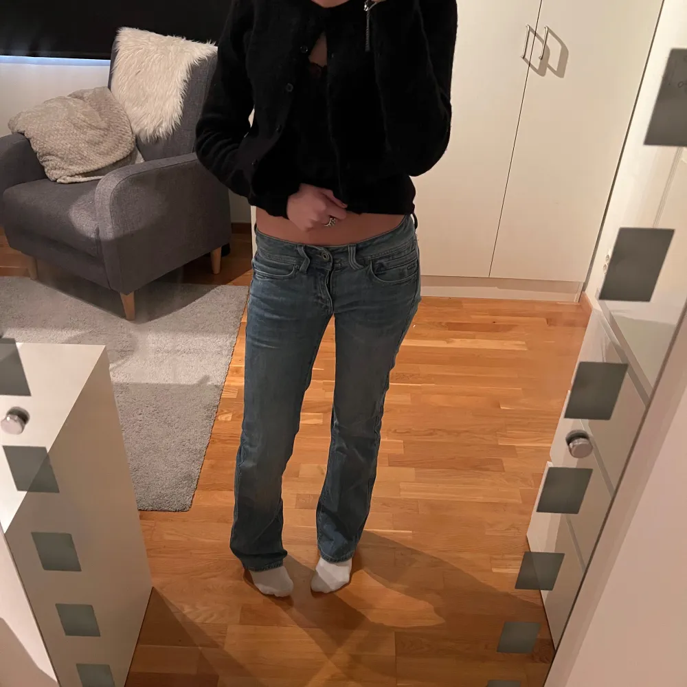 Säljer dessa jeans från G-star då de är lite för stora för mig💕. Jeans & Byxor.