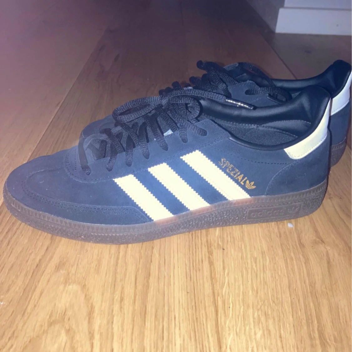 Helt nya Adidas Spezial, storlek 41 1/2 – Använts 2 gånger, säljes billigt! - 90