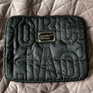 Marc Jacobs datorfodral - Ett Marc Jacobs laptopfodral, super skick förutom en skriv som lossnat (bild 2) men syns inte vid användning! 💕