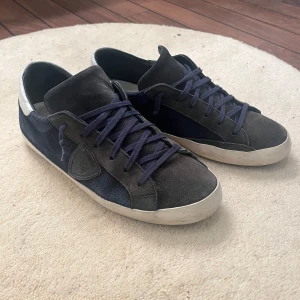 Philippe model - Tjena säljer nu dessa feta skor från Philippe model. Skick 7/10 sparsamt använda. Storlek 40 Eu. Tveka inte på att skriva vid funderingar