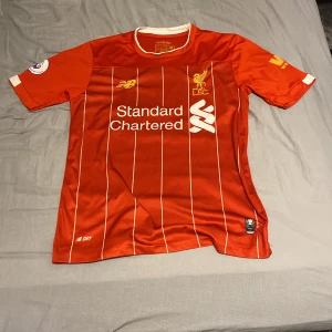 Liverpool tröja - Det är en Mohamed salah tröja i storlek m, den passar bra på mig som är 1,75cm lång.