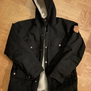Fjällräven  - Hej! Säljer en fjällräven jacka. Köpt från sellpy men var för liten för mig. Storlek S men stor i storleken. Sitter som M. Finns i Stockholm och kan skickas! 
