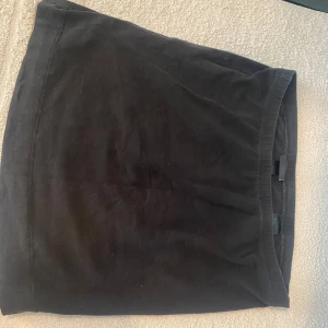 Svart kjol från H&M - Säljer en enkel och stilren svart kjol från H&M. Perfekt för både vardag och festliga tillfällen. Kjolen är i bra skick och har en bekväm passform. Ett måste i garderoben för alla som älskar klassiska plagg!
