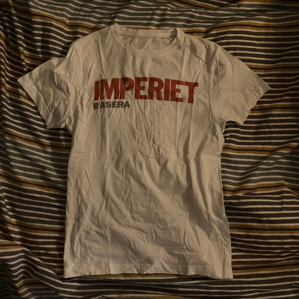 Imperiet T shirt i super fint skick, aldrig använd. Skriv vid frågor!. T-shirts.