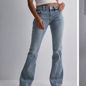 True religon byxor  - Säljer mina True religon byxor i modellen ”Joey low rise flare” i storlek 26 då dom är lite förstora för mig❤️ Har haft dom sen påskas och dom är använda en del. Men dom är i fint skick och har ingen fläck eller hål. Skriv privat för mer💞