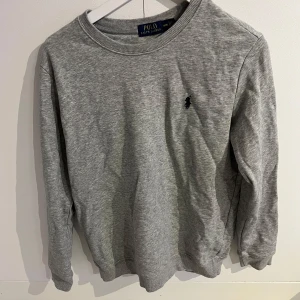 Polo Ralph Lauren Sweatshirt - Jätte fin Ralph Lauren sweatshirt helt oanvänd då den inte passa på mig. 9/10 skick då tags inte är kvar annars 10/10 