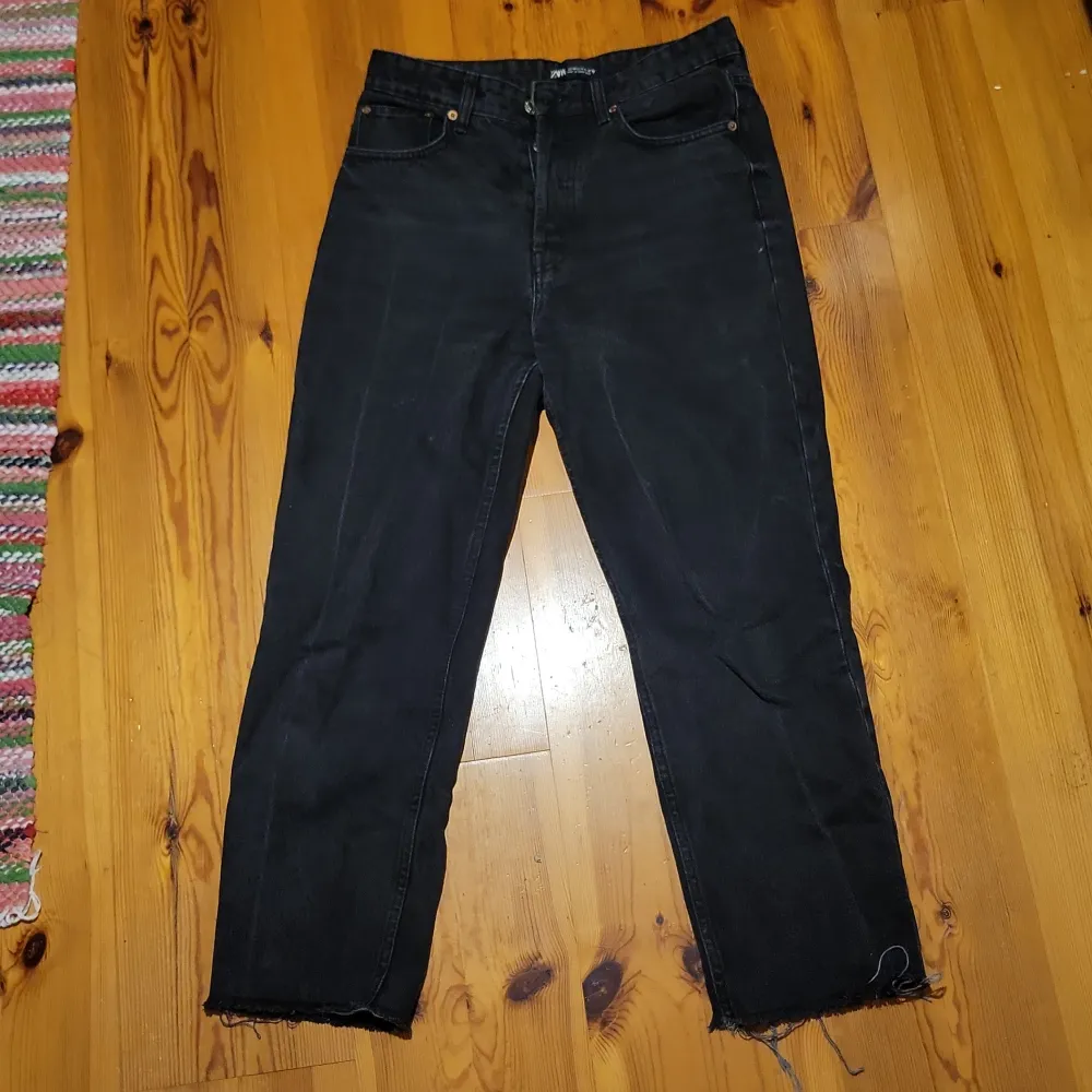 Storlek S, dem är svarta, baggy och låg mid waist, inte alls slitna och har aldrig använt dem. . Jeans & Byxor.