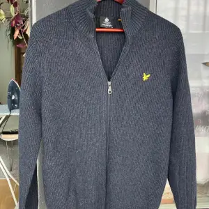 Mörkblå full zip av märket Lyle & Scott  Aldrig använd  Storlek s  Kan diskutera pris vi snabb affär