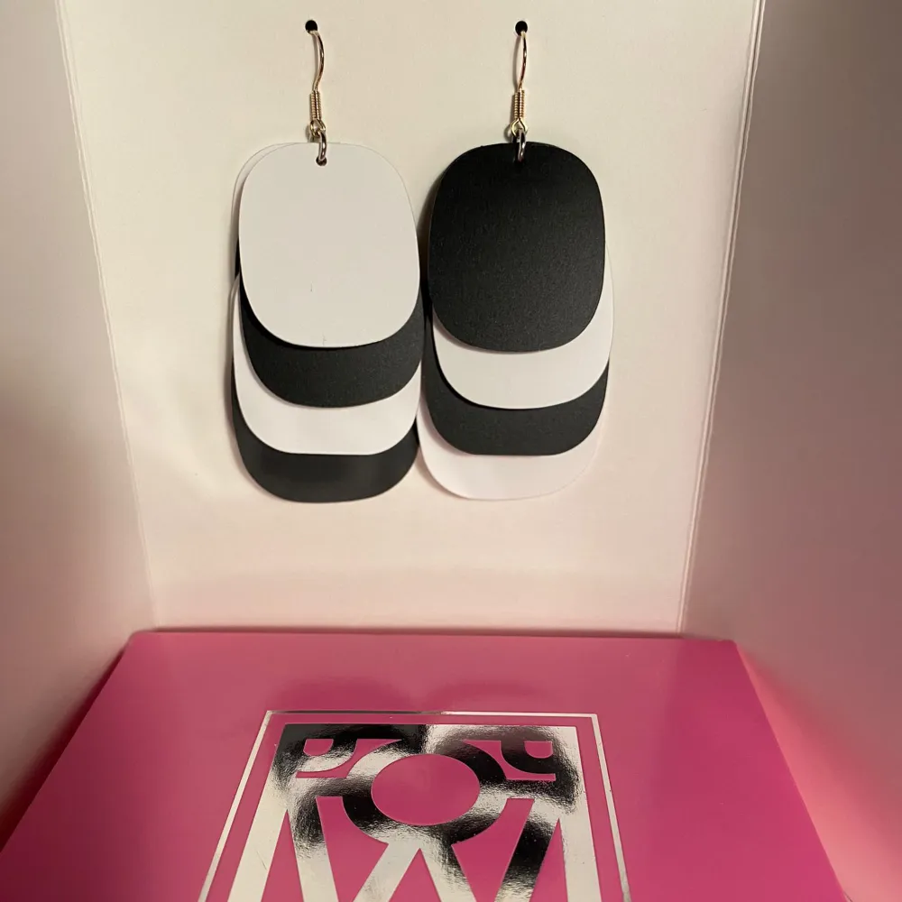 Pow studio, graphic stripe örhängen Aldrig använda! Orginalförpackning kvar.  Inköpspris: 550kr . Accessoarer.