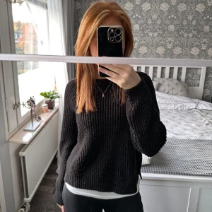 stickad tröja - säljer en svart stickad tröja ifrån veromoda , storlek M men passar mig som har xs/s  (lite nopprig)