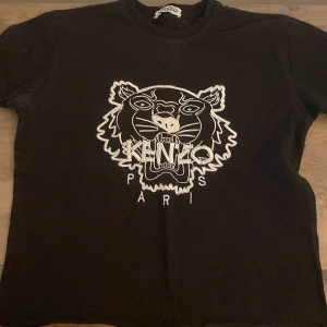 Kenzo t shirt - Använd. Skick 7/10 Pris kan diskuteras 
