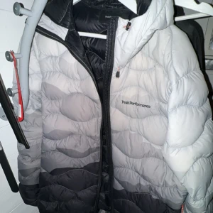 Peak performance jackor - Första bild storlek L, är som M i storleken. Limeted-edition, säljes ej längre. Otrolig fin!  Andra bild storlek L, samma där känns som M i storleken. Sällan använd..  Pris första jackan, 1600kr.  Andra jackan, 1200kr. 