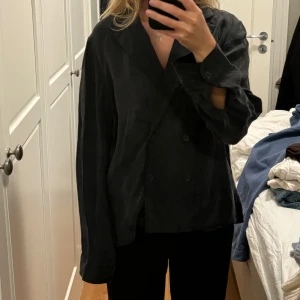 Skjorta  - Skjorta från & other stories. Bra skick och i mjukt material. 