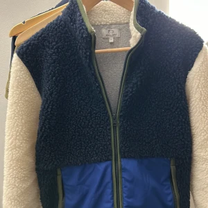 Woolrich fleece  - Storlek 12 år/152cm, har knappt använda så är i väldigt bra skick. Ny pris är runt 1699kr säljer för 1199kr, priset kan diskuteras!