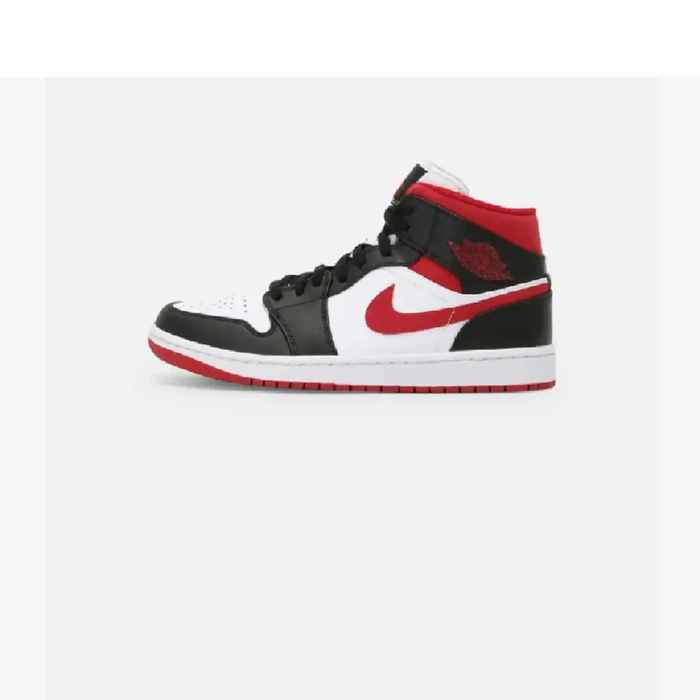 Jätte fina jordans 1 i bra skick, detta har favoritskorna då det är otroligt snygga och ovanliga,skorna går för runt 1700kr - 3000kr om man ska köpa nya det är lite skadade i hälen lite under skon också. Kengät.