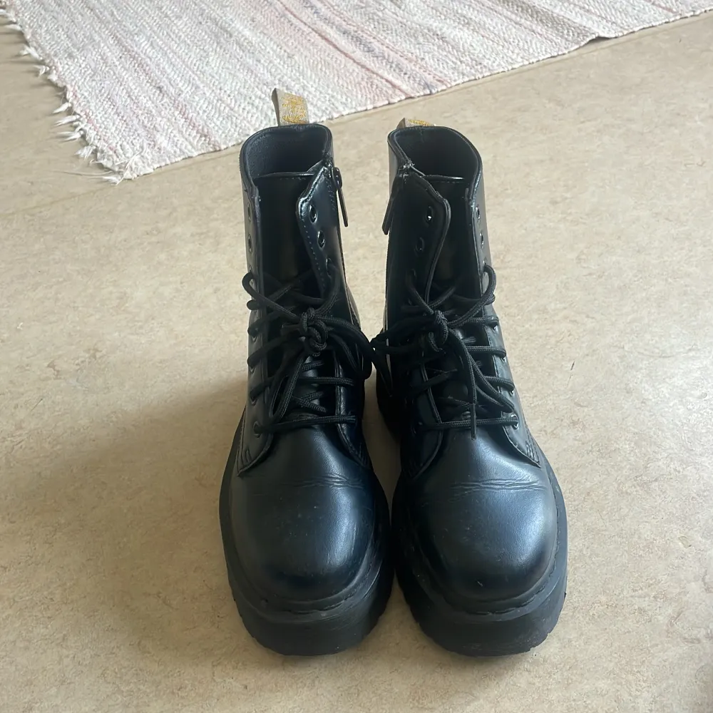 Dr Martens Jadon II Mono platform. I gott skick, inget slitage då det är använda cirka 5 gånger. Skor.