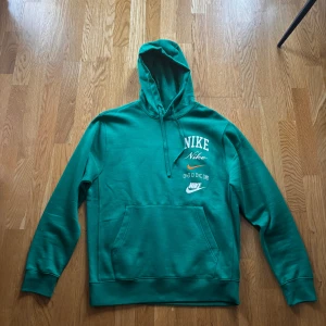 Nike hoodie - Skön snygg hoodie från Nike. Något ljusare i färgern. Endast testad. Nypris 749