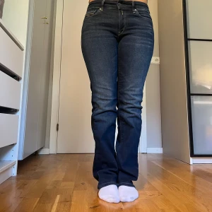 Replay jeans - Såå snygga replay jeans som är i nyskick men utan prislapp, har endast testat. Köpte dem nya för 1400 kr men säljer då jag ångrat mig🩷 waist 26 längd 30