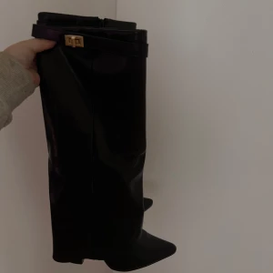 givenchy liknande boots - Säljer mina boots som i princip är helt nya. Använda 1 gång under bara någon timme. Super snygga men kommer tyvärr inte till användning hos mig så mycket. Nypris är 1105kr och dom är helt slutsålda. 