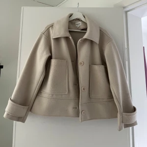 Beige höstjacka🤍 - Superskön och varm jacka, i bra skick. Passar bra till höst och vinter🤍
