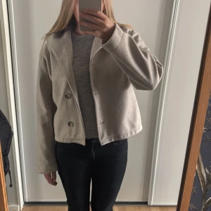 Kappa från Kappahl  - Säljer denna fina kappa från Kappahl, nästan aldrig använd. Storlek 158/164, skriv vid frågor eller fler bilder💞