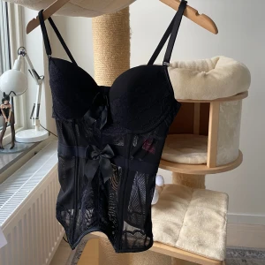 Svart korsett - Svart korsett. Går ej att spänna men jag har storlek d vanligtvis och den sitter lagom på mig. Brukar ha b/c kupa💃🏼