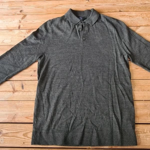 Mossgrön stickad pikétröja  - Mossgrön stickad pikétröja storlek S. Färgen är missvisande på bilden.