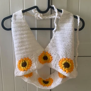 Handvirkad topp - Handvirkad topp!💗 Storleken beror på hur man vill ha den då den är knutbar så man kan ändra hur man vill den ska sitta! Skulle säga storlekarna (XS-M) kontakta mig vid frågor!🤗