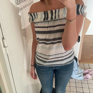 Off shoulder top - Jätte söt off shoulder top från vero Moda, aldrig använd så i väldigt bra skick. Öppen för prisförslag ❤️
