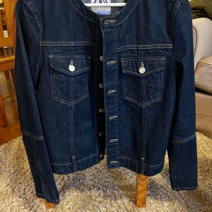 Zara jeans jacka - Strl S  Oanvänd. I ny skick  Dragkedja vid ärm