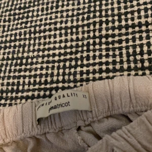 Kjol - Halv lång kjol som aldrig används. 