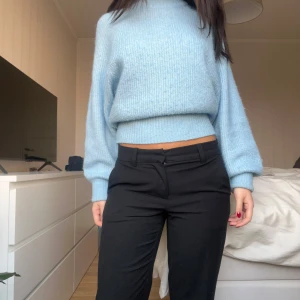 Stickad tröja  - Säljer stickad tröja i jättefin blå färg från Gina Tricot