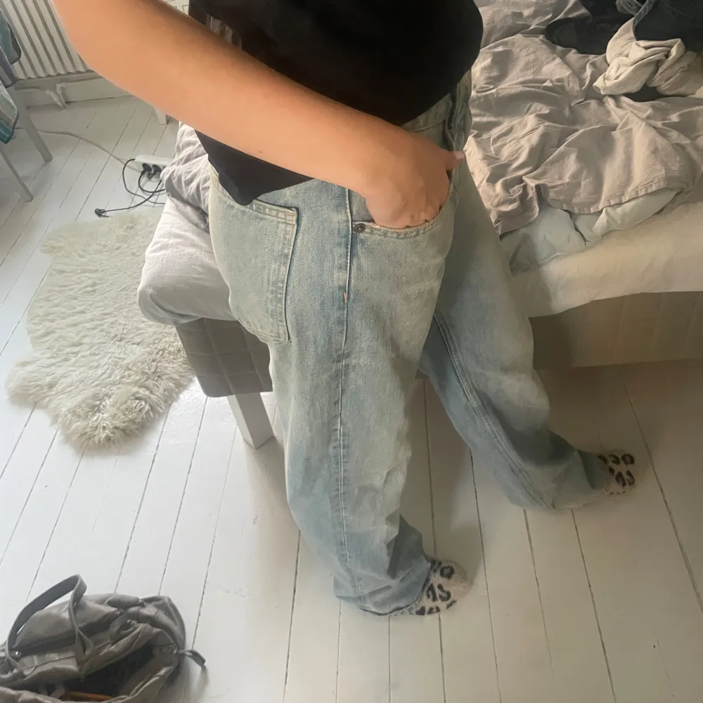 Säljer dessa snygga ljusa jeans 🩵. Jeans & Byxor.