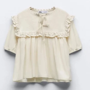 Zara blus - Säljer min jätte fina blus ifrån zara då den inte kommer till användning längre 💓💓i jätte fint skick och använd ett fåtal gånger!