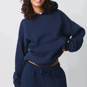 Hoodie från gina - Säljer en marinblå hoodie från gina eftersom den är stor för mig. Säljer den för 200 eftersom den är lite använd men inget som syns på den och ordinarie prisen är 359kr💕