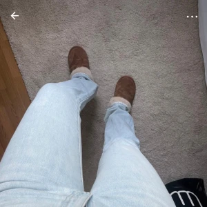 Ljusblå jeans - Jeans köpta på vinted, säljer för att dom tyvärr ej passade. Originellt från Bikbok