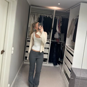 Low Waist Gråa Kostymbyxor  - Älskar dessa kostymbyxor från Nelly och har köpt i två olika färger. De är både low waist och flare i benen! Kostymbyxorna är dock tyvärr några centimeter för korta för mig ( är 178 cm lång ). Vilket gör att de inte används och bara tar plats.