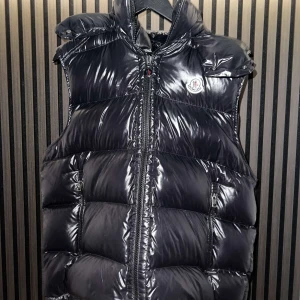 Moncler väst herr - Hjälper min pojkvän att sälja sin Moncler väst (BORMES DOWN GILET). Den är i storlek 5 vilket passar XL. Använd ett fåtal gånger därav i väldigt bra skick. Ursprungs pris 13 935kr. Pris går att diskuteras. Skriv innan köp‼️