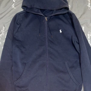 Ralph Lauren hoddie  - Just nu rensar jag garderoben på gamla kläder och kläder som inte passar eller används.  