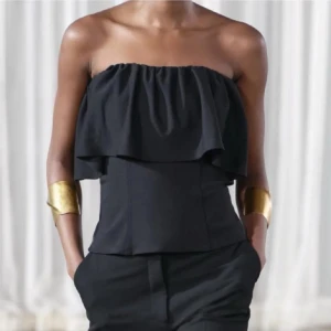 Så fin topp - Säljer denna topp från zara, använd en gång💞fråga för egna bilder!🌟