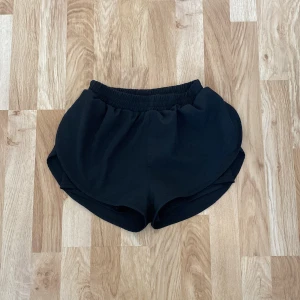 Svarta gym shorts  - Väldigt fina svarta gym shorts. Är elastiska och har även insydda elastiska sportbyxor under som inte syns. Känns som moln på ❄️☁️kan även användas på simningen☺️