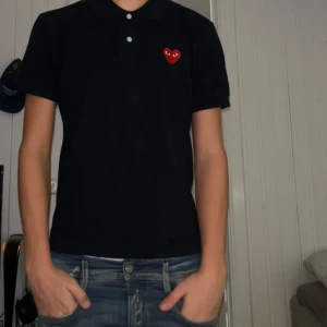 Comme des garcons - En skitsnygg piké från comme de garcons i marin blå färg, ny pris 1600kr, mitt pris 899🤑 Skriv om ni undrar något👍