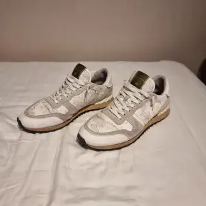 Sjukt feta unika valentino rockrunners i strl. 43. Modellen tillverkas ej längre och är väldigt ovanlig. Orginalsulorna ingår tyvärr ej. Pris går att diskutera! Vid frågor eller fler bilder är det bara att skriva //Kba_Closet 