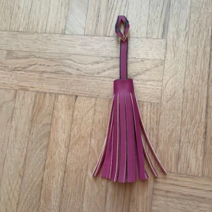 Tofs för väskor  - Dekorativ tofs för väskor. Helt oanvänd. Syntetisk skinn. 