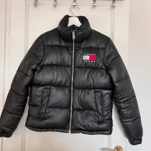 Tommy hilfiger jeans jacka  - Säljer nu min favoritjacka då den blivit för liten. Varm, vindtålig och vattentät. Vadderade fickor som håller händerna varma samt innerficka. Då den har några år på nacken så så har den en del skavanker. Det är enbart färgen som flagnat.