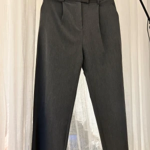 Djerf Avenue byxor  - The Favourite pant från Djerf, storlek M. Bästa kostymbyxan som dessas upp med skjorta/kavaj eller ner med t-shirt/stickad tröja. Supersnygga till både klackar och sneakers.