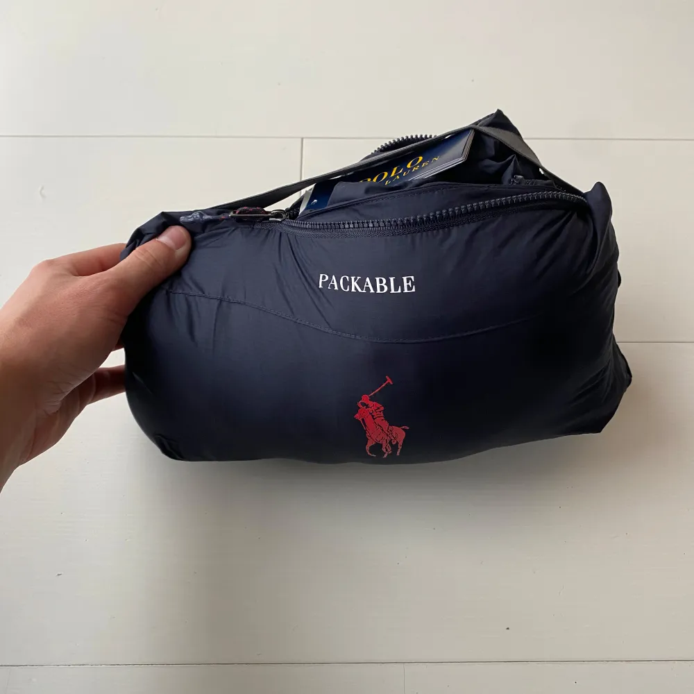 Tja säljer nu denna helt sprillans nya Ralph lauren jackan! Jackan är i storlek M! Jackan är helt sprillans ny med tags på! Nypris 4295kr! Raffe påse medföljer!Går att packa ihop genom fickan! Skriv vid frågor eller bilder! Vid snabbaffär=bättre pris. Jackor.